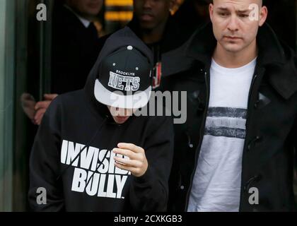 Sanger Justin Bieber Fahrt Vom Hotel Mit Dem Kopf Nach Unten Zur Vermeidung Von Fans Und Paparazzi Mit Befreundeten Kunstler Und Freund Rapper Diggy Simmons New York City Usa 01 09 10 Stockfotografie Alamy