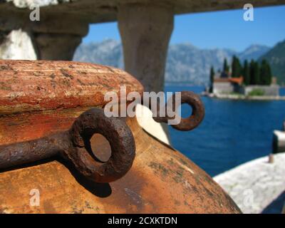 Der Blick auf die Insel Sveti Nikola von der Innenstadt, Budva, Montenegro. Stockfoto