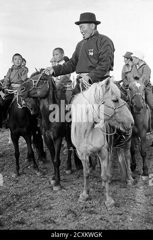 Loblied auf das Pferd, das das Rennen auf dem Naadam Festival gewann, Foto aus dem Jahr 1977 Stockfoto