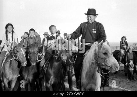 Lobrede für das Pferd, das das Rennen auf dem Naadam Festival gewonnen hat, Foto aus dem Jahr 1977 Stockfoto