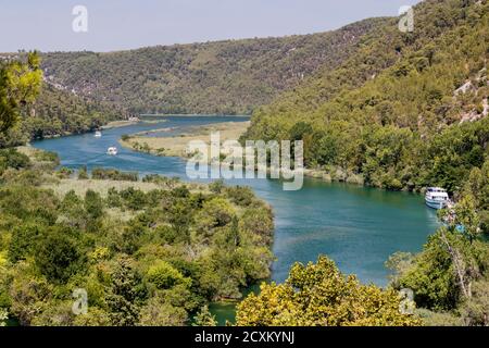 SIBENIK, KROATIEN - 2017. AUGUST 18. Krka Nationalpark. Schöne Natur und Landschaft Foto. Schöner warmer Sommertag. Schöne Außenbild mit Berg Stockfoto