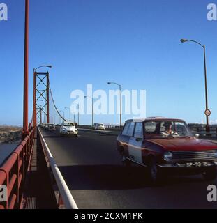 PUENTE SALAZAR O 25 DE ABRILSOBRE EL RIO TAJO. COCHES CIRCULANDO POR ENCIMA. Autor: BOYNTON RAY M. Ort: PUENTE SALAZAR. LISSABON. PORTUGAL. Stockfoto