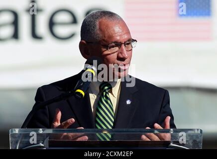NASA-Administrator Charles Bolden spricht bei einer Abschiedsfeier für das Space Shuttle Atlantis, wie es in seiner neuen Heimat in das Visitor Center am Kennedy Space Center in Cape Canaveral, Florida 2. November 2012 verschoben wird. REUTERS/Joe Skipper (Vereinigte Staaten - Tags: SCIENCE TECHNOLOGY)