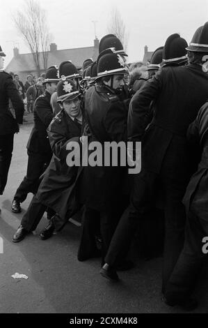 Die Polizei versucht, die einäschenden Kohlebergarbeiter wieder in den Hafen zu schieben Talbot Stahlwerk während des Bergarbeiterstreiks von 1984 Stockfoto