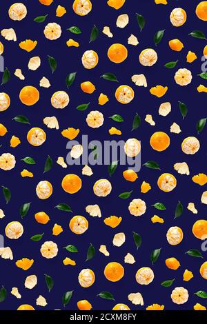 Isolierte Mandarine Zitrus Sammlung Hintergrund mit Blättern. Mandarinen oder Mandarine orange Früchte auf blauem Hintergrund. mandarine orange Hintergrund. Stockfoto