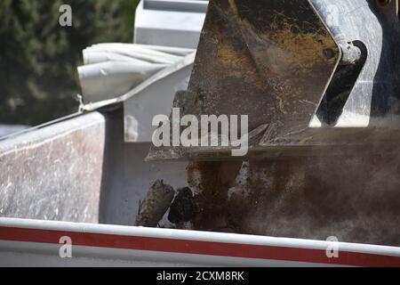 Baggereimer Beladen Von Fremdkörpern Stockfoto