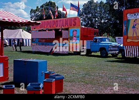 Ein Vintage-Foto der Nebenschauplatz-Gasse am Clyde Beatty Cole Bros Brothers Combined Circus, USA um 1960. Die Attraktion ist Big Otto, der lebende Hippopotamus. Das bemalte Werbematerial wird jetzt als Volkskunst betrachtet. Dieses Bild ist von einem alten amerikanischen Amateur Kodak Farbtransparenz. Stockfoto