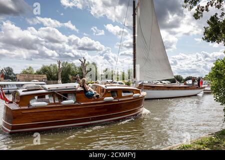 Zahlreiche Arten von Schiffen, die ihren Weg auf dem geschäftigen Fluss Bure in Horning, Norfolk Broads, England Stockfoto