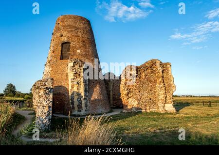 Die Ruinen der St. Benet's Abbey am Ufer des Flusses Bure, in der Nähe von Ludham, Norfolk Broads. Stockfoto