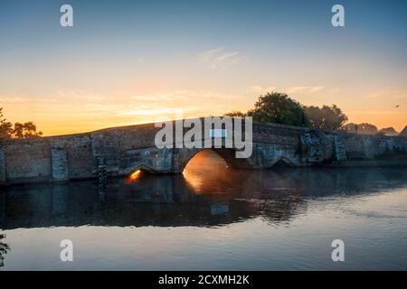 Die historische Brücke bei Potter Heigham an einem nebligen Sommermorgen, Norfolk Broads. Stockfoto