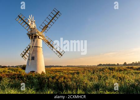 Sonnenaufgang bei Thurne Mill. Erbaut im Jahr 1820 und liegt neben dem Fluss Thurne, Norfolk Broads, Norfolk, England. Stockfoto