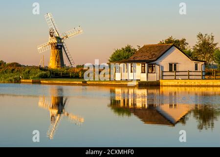 St Benet's Level Drainage Mill spiegelt sich im Fluss Thurne. Norfolk Broads, Norfolk, England. Stockfoto