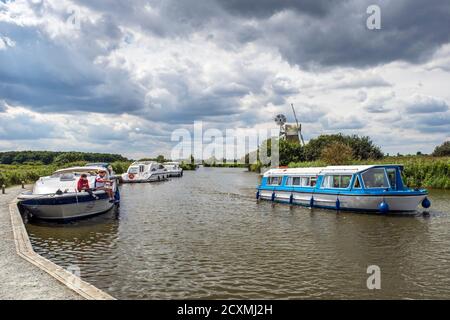 Boote auf dem Fluss Ant auf den Norfolk Broads in How Hill, Ludham, Norfolk, England, Großbritannien. Stockfoto