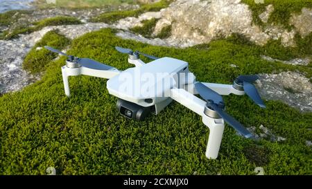 Mini-Drohne auf Felsen, Fliegen in der Natur, Filmen auf Kamera, Pilotenschein Stockfoto