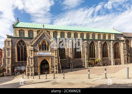 Die Hallen im Stadtzentrum von Norwich, Norfolk. Ein kompletter mittelalterlicher Klosterkomplex aus dem 14. Jahrhundert, der heute als Veranstaltungsort genutzt wird. Stockfoto