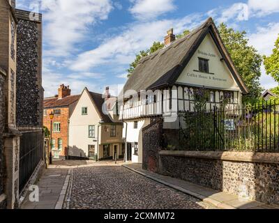 Historisches Elm Hill in der Altstadt, eine gepflasterte Gasse mit vielen Gebäuden aus der Tudor-Zeit, Norwich, Norfolk, England, Großbritannien. Stockfoto