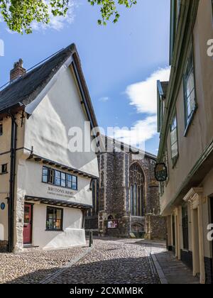 Historisches Elm Hill in der Altstadt, eine gepflasterte Gasse mit vielen Gebäuden aus der Tudor-Zeit, Norwich, Norfolk, England, Großbritannien. Stockfoto