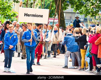 ROUEN, FRANKREICH - JUNI CIRCA, 2019. Nicht identifizierte Matrosen Parade in den Straßen auf dem Festival der Marine., Wandern, Musik spielen. Armada, am wichtigsten Stockfoto