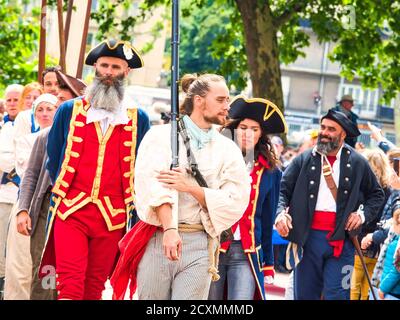ROUEN, FRANKREICH - JUNI CIRCA, 2019. Nicht identifizierte Matrosen Parade in den Straßen auf dem Festival der Marine., Wandern, Musik spielen. Armada, am wichtigsten Stockfoto
