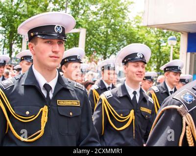 ROUEN, FRANKREICH - JUNI CIRCA, 2019. Nicht identifizierte Matrosen Parade in den Straßen auf dem Festival der Marine., Wandern, Musik spielen. Armada, am wichtigsten Stockfoto