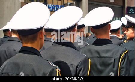 ROUEN, FRANKREICH - JUNI CIRCA, 2019. Nicht identifizierte Matrosen Parade in den Straßen auf dem Festival der Marine., Wandern, Musik spielen. Armada, am wichtigsten Stockfoto