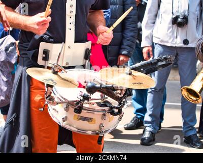 ROUEN, FRANKREICH - JUNI CIRCA, 2019. Nicht identifizierte Matrosen Parade in den Straßen auf dem Festival der Marine., Wandern, Musik spielen. Armada, am wichtigsten Stockfoto