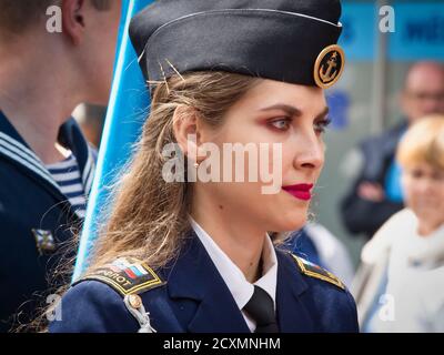 ROUEN, FRANKREICH - JUNI CIRCA, 2019. Nicht identifizierte Matrosen Parade in den Straßen auf dem Festival der Marine., Wandern, Musik spielen. Armada, am wichtigsten Stockfoto