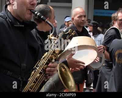 ROUEN, FRANKREICH - JUNI CIRCA, 2019. Nicht identifizierte Matrosen Parade in den Straßen auf dem Festival der Marine., Wandern, Musik spielen. Armada, am wichtigsten Stockfoto