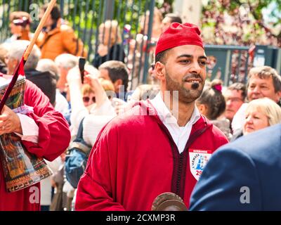 ROUEN, FRANKREICH - JUNI CIRCA, 2019. Nicht identifizierte Matrosen Parade in den Straßen auf dem Festival der Marine., Wandern, Musik spielen. Armada, am wichtigsten Stockfoto