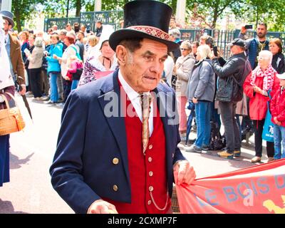 ROUEN, FRANKREICH - JUNI CIRCA, 2019. Nicht identifizierte Matrosen Parade in den Straßen auf dem Festival der Marine., Wandern, Musik spielen. Armada, am wichtigsten Stockfoto