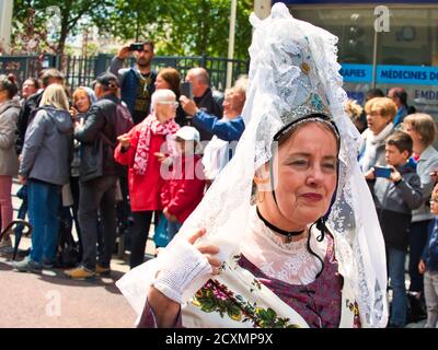 ROUEN, FRANKREICH - JUNI CIRCA, 2019. Nicht identifizierte Matrosen Parade in den Straßen auf dem Festival der Marine., Wandern, Musik spielen. Armada, am wichtigsten Stockfoto