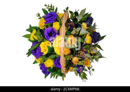 Ein Strauß blühender Rosen und der Toten. Der Prozess des Verfalls aller Lebewesen. Frische und verdorrte Pflanzen. Draufsicht auf die blaue und gelbe Blume Stockfoto