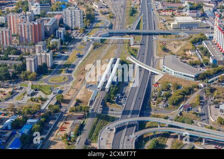 Der Blick von der Aussichtsplattform. Moskau Central Ring Station. Blick von oben auf die Stadt Moskau. Sommer in der Stadt, Himmel und Wolken. Sonniger Tag. Straßen in der Stadt. Stockfoto