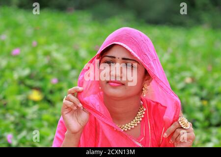 Nahaufnahme Porträt einer indischen jungen attraktiven stilvollen blonden Frau Posiert im Freien Natur im Sommer Mode Stil traditionellen Kleid Rajpu tragen Stockfoto