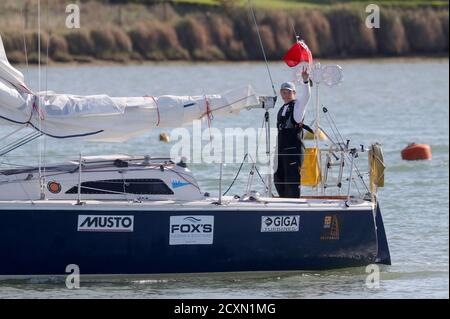 Der 15-jährige Timothy Long winkt, als er sein 28-Fuß-Boot nach Hamble Marina, Hampshire segelt und der jüngste Mensch wird, der alleine durch Großbritannien segelt. Stockfoto