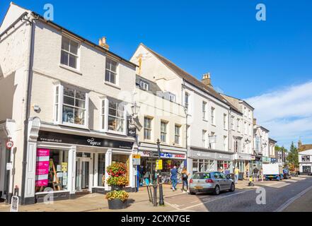 Geschäfte und Autos entlang der High Street Ely Cambridgeshire England Großbritannien GB Europa Stockfoto