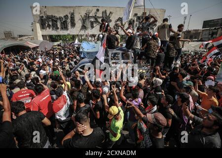 Bagdad, Irak. Oktober 2020. Irakische Demonstranten nehmen an einem Protest auf dem Tahrir-Platz Teil, um den ersten Jahrestag der regierungsfeindlichen Demonstrationen zu begehen. Quelle: Ameer Al Mohammedaw/dpa/Alamy Live News Stockfoto