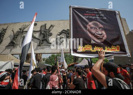 Bagdad, Irak. Oktober 2020. Irakische Demonstranten nehmen an einem Protest auf dem Tahrir-Platz Teil, um den ersten Jahrestag der regierungsfeindlichen Demonstrationen zu begehen. Quelle: Ameer Al Mohammedaw/dpa/Alamy Live News Stockfoto