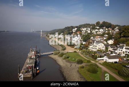 Hamburg, Deutschland. Oktober 2020. Blick vom neuen Leuchtturm 'Frontlicht' auf Blankenese und die Elbe mit dem alten 'Frontlicht' bei einem Baustellenbesuch vor Inbetriebnahme. Die neuen Leuchttürme sind notwendig, da die Fahrrinne im Zuge der Elbvertiefung zwischen Mühlenberger Loch und Lühekurve von 225 Metern auf 385 Meter erweitert wird. Die Inbetriebnahme der neuen sogenannten Leitlichtleitung ist bis Ende Oktober geplant. Quelle: Christian Charisius/dpa/Alamy Live News Stockfoto