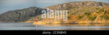 Bodo, Norwegen - 20. August 2019: Panoramablick auf den kleinen Leuchtturm und den Hügel rund um den Fjord in Bodo. Nordland. Europa. Lofoten-Tor Stockfoto