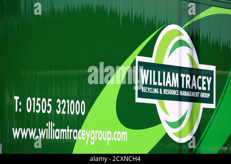 Logo der William Tracey Recyling Group auf der Seite des LKWs. Stockfoto