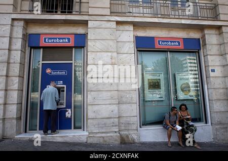 Mann Bei Der Alpha Bank Atm In Athen Griechenland Stockfotografie Alamy