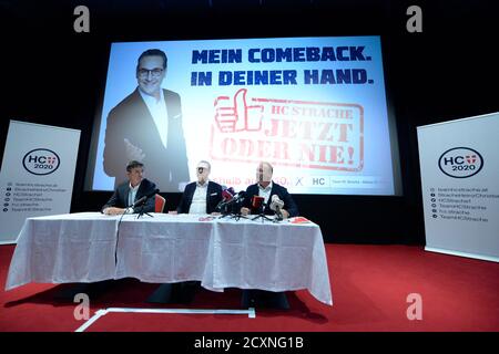 Wien, Österreich. 1. Okt. 2020. HC Wahlkampflied Countdown zum Comeback der Bürgermeisterwahlen in Wien am 11. Oktober 2020 in Lugner City. Das Bild zeigt Karl Baron (L), Heinz Christian Strache (Mitte) und Christian Höbart (R). Kredit: Franz Perc/Alamy Live News Stockfoto