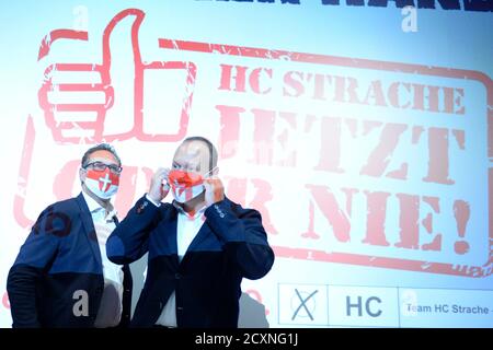 Wien, Österreich. Oktober 2020. HC Wahlkampflied Countdown zum Comeback der Bürgermeisterwahlen in Wien am 11. Oktober 2020 in Lugner City. Bild zeigt Heinz Christian Strache (L) und Christian Höbart (R). Quelle: Franz Perc/Alamy Live News Stockfoto