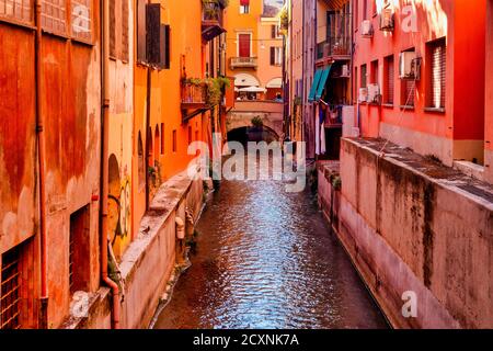 Der Canale delle Moline, wo das Wasser des Canale di Savena und des Aposa-Baches zusammenfließen, Bologna, Italien Stockfoto