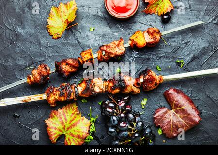 Spieße von Schweinefleisch Schisch Kebab.frisches Fleisch Kebab in Traubenmarinade Stockfoto