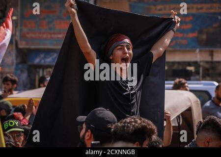 Bagdad, Irak. Oktober 2020. Ein irakischer Protestler nimmt an einem Protest zum ersten Jahrestag der regierungsfeindlichen Demonstrationen Teil. Quelle: Ameer Al Mohammedaw/dpa/Alamy Live News Stockfoto