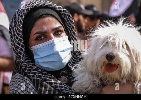 Bagdad, Irak. Oktober 2020. Ein irakischer Protestler nimmt an einem Protest zum ersten Jahrestag der regierungsfeindlichen Demonstrationen Teil. Quelle: Ameer Al Mohammedaw/dpa/Alamy Live News Stockfoto