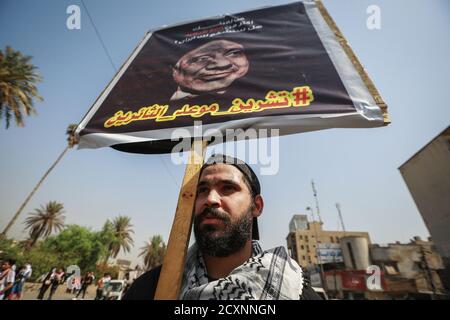 Bagdad, Irak. Oktober 2020. Ein irakischer Protestler nimmt an einem Protest zum ersten Jahrestag der regierungsfeindlichen Demonstrationen Teil. Quelle: Ameer Al Mohammedaw/dpa/Alamy Live News Stockfoto