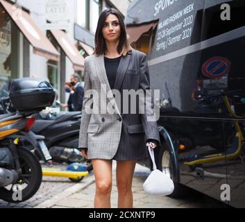 Fashion Bloggerin Nicole Mazzocato Street Style Outfit vor Simona Marziali Modenschau während des MFW 2020 Stockfoto